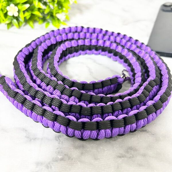 ハンドメイド スマホショルダーストラップ パラコード 平編み むらさき×黒 推し モバイルアクセサリー