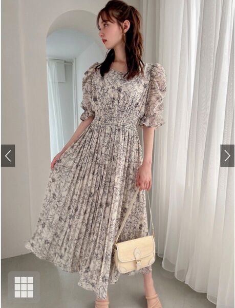 花柄シャーリングプリーツワンピース