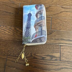 エッフェル塔と建物の絵柄がおしゃれな長財布