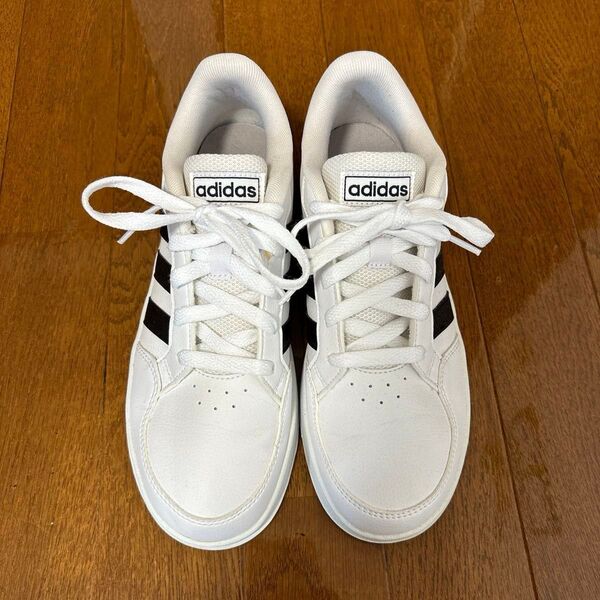 adidas スニーカー