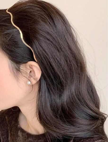 《新品未使用》ウェーブスリムカチューシャ ゴールド おしゃれなニュアンスヘアアクセサリー シンプルで着回し◎