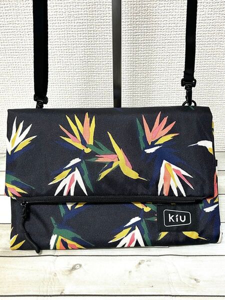 KiU バッグ 防水 お財布バッグ ストレージサコッシュ 南国花鳥 ブラック メンズ レディース お値下げ不可