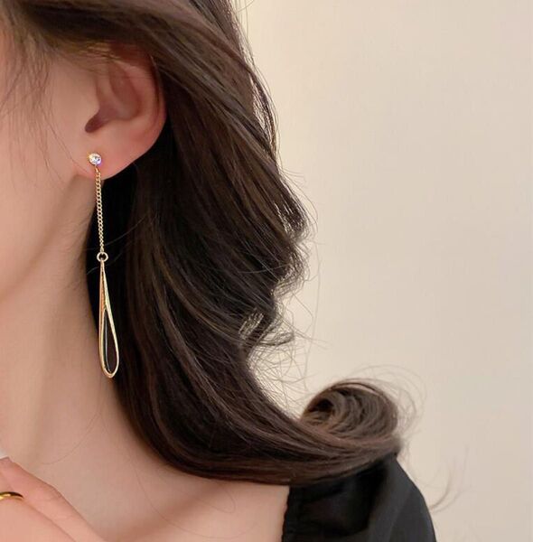 ロングピアス ゴールド 大人気 シルバー 再入荷 黒 ピアス 韓国 ロング 金 両耳用 イエローゴールド 涙型 美しい 揺れる