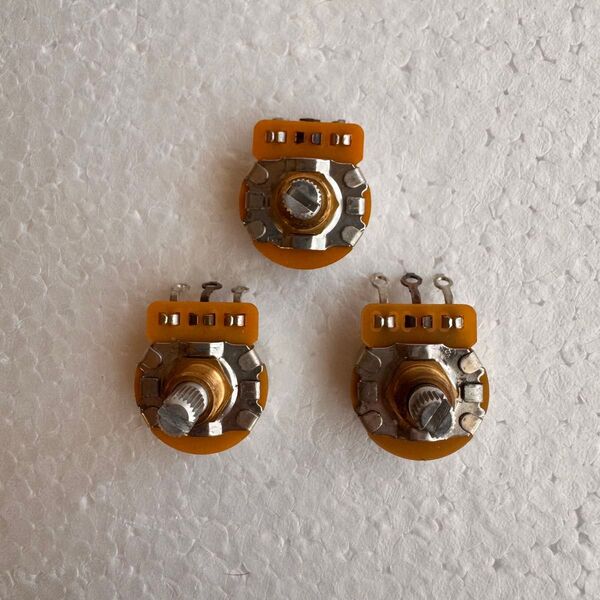 Fender Vintage Noiseless Pick Upに付属のポットセット