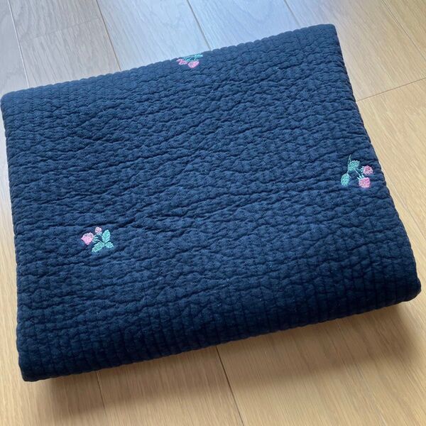 可愛いらしい刺繍入りヌビ生地 いちご キルティング