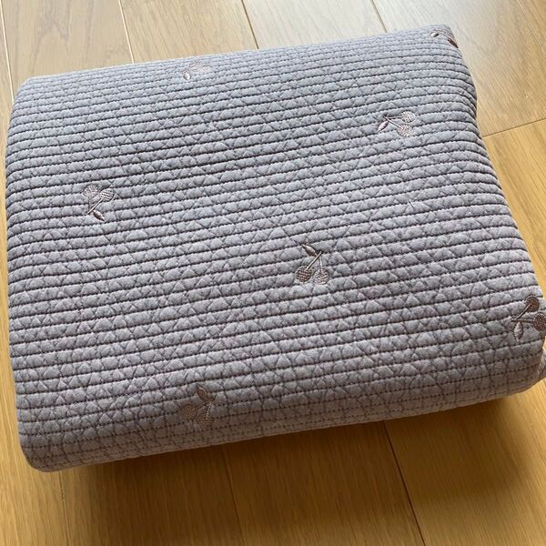 可愛いらしいさくらんぼの刺繍入り ヌビ生地 キルティング
