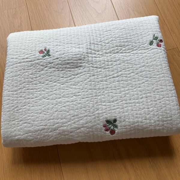 可愛いらしいいちごの刺繍入り ヌビ生地 オフホワイト キルティング