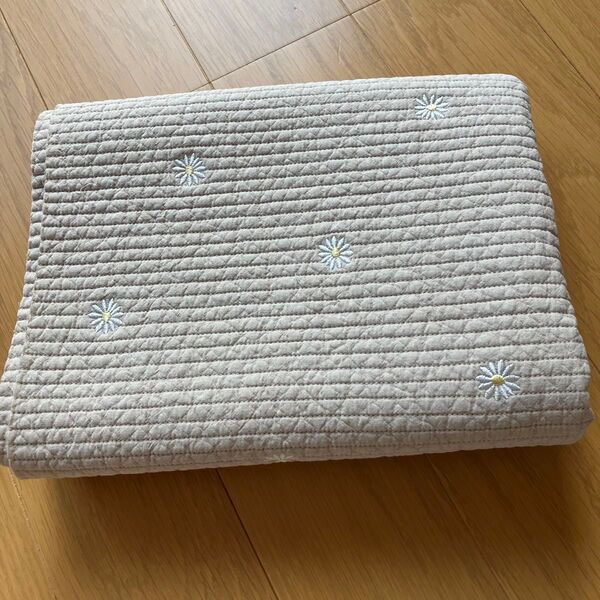 可愛いらしいマーガレットの 刺繍入りヌビ生地 キルティング 花柄