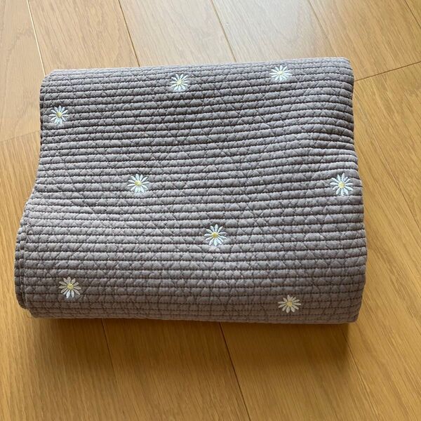 可愛いらしいマーガレットの 刺繍入りヌビ生地 キルティング 花柄