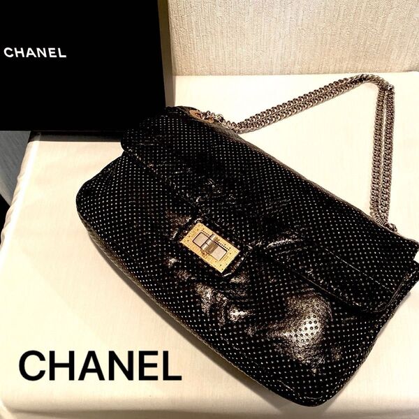 極美品 CHANELパンチング ダブルチェーン 斜め掛けショルダーバッグ