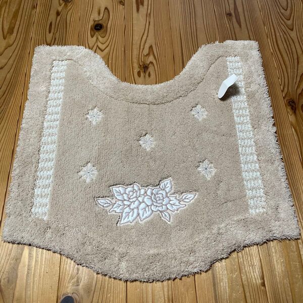 新品 アップリケ刺繍とラインストーンが付いたトイレマット