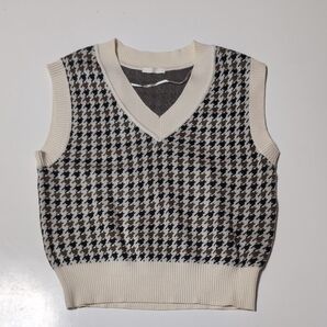 ジーユー★短丈ベスト#柄入りベスト いまの季節にピッタリ