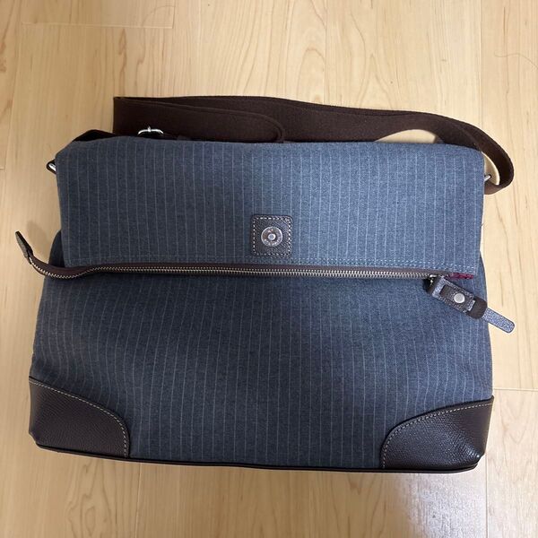 美品) TAKEO KIKUCHI 撥水 先染めストライプ ショルダーバッグ