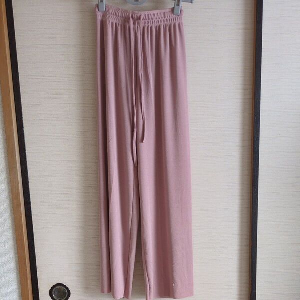 サーモンピンクのワイドパンツ