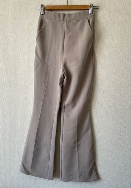 GU ストレッチフレアパンツ