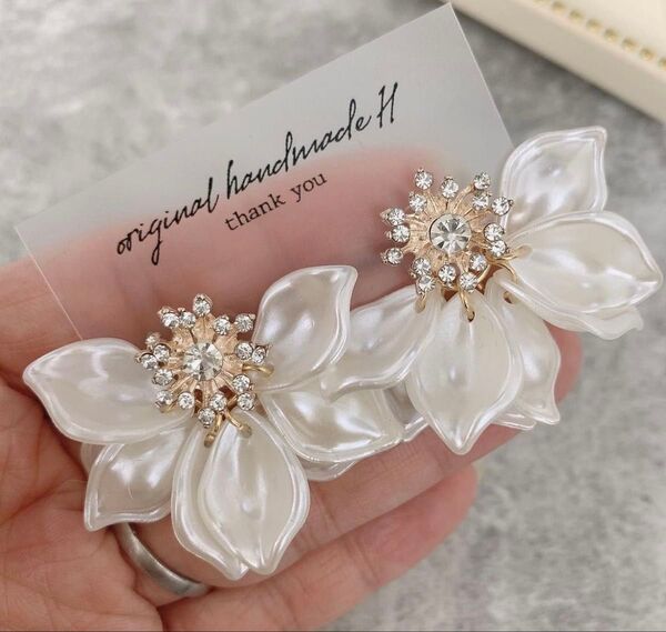 再販ビジュー×じゃらじゃらパールタイト花びら2wayピアス イヤリング ハンドメイド
