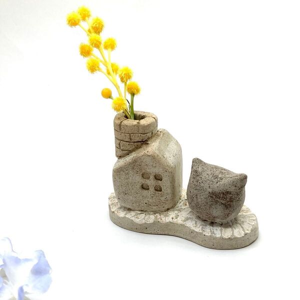 「猫のいる家、一輪挿し」ベージュ 造花用の花瓶 かわいい陶器のお家型オブジェ 置物 ハウス型のインテリア シンプル 素焼き おうち