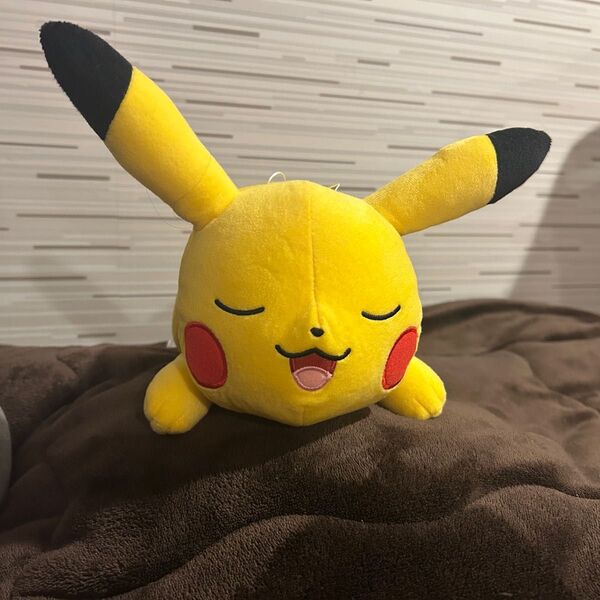 ピカチュウ ぬいぐるみ 寝そべり