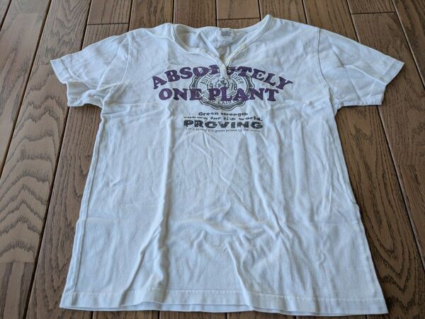 ホワイトの半袖Tシャツ、フロントにボタンとロゴプリント入り Lサイズ