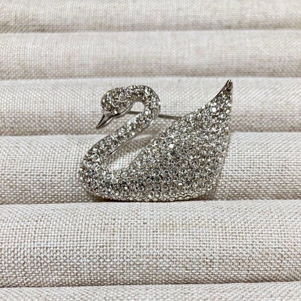 ブローチ スワン ラインストーン キラキラ 上品 アクセサリー