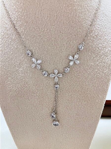 シルバーネックレス ラインストーン お花モチーフ