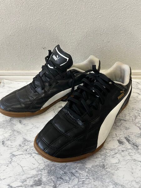 Puma フットサルシューズ 黒/白 25cm 体育館シューズ シンプル