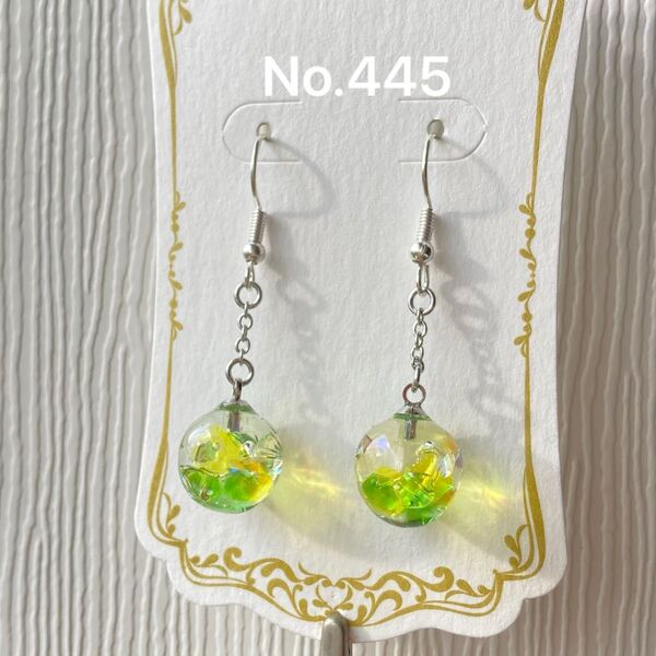 No.445 レジン ハンドメイド ピアス ハンドメイドアクセサリー スワロフスキー キラキラ 揺れる 球体 玉