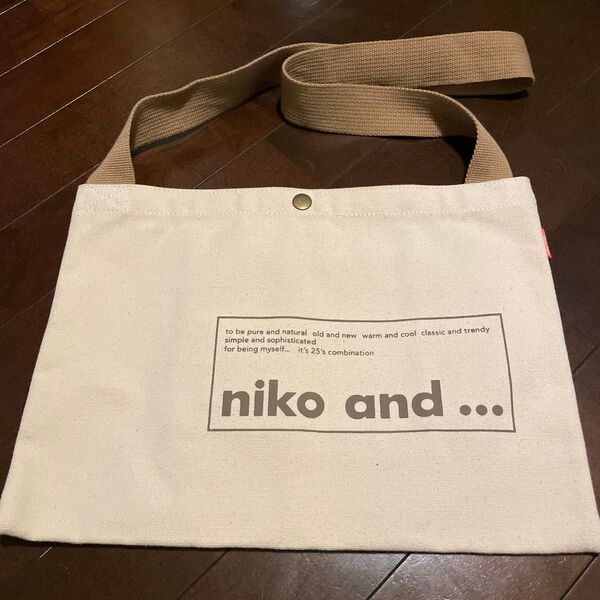 niko and... ショルダーバッグ 生成り ロゴ シンプル おしゃれ