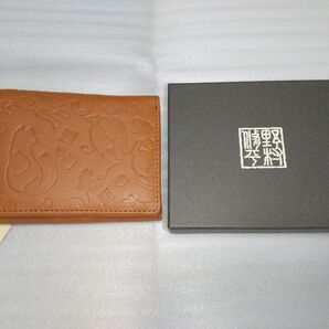 箱付 野村修平 愛らしい猫の型押し リアルレザー 2つ折り財布 ブラウン