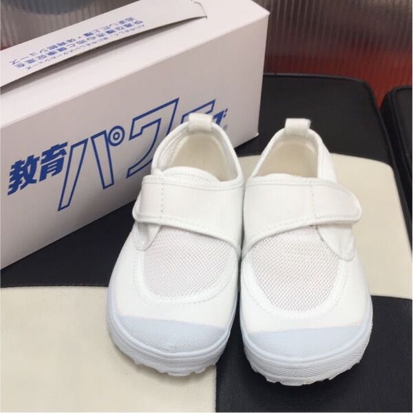 新品 18 cm 上履き パワーシューズ ホワイト 幅広 マジック 中敷ふわふわ 足に優しい