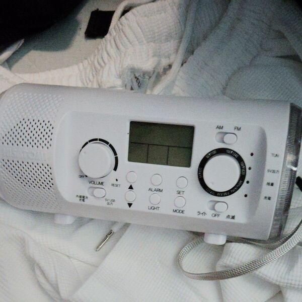 ラジオ 手回し充電+ソーラー付 懐中電灯可