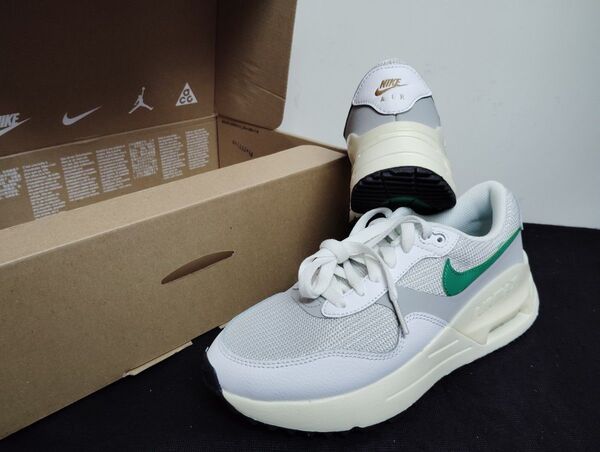 新品23.5cmナイキNIKEレディーススニーカーエア マックスシステムライトグレー グリーンAIRMAX SYSTM SC好きに