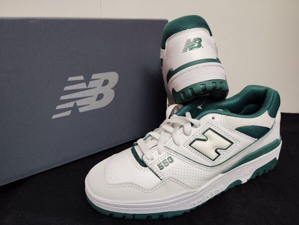 新品24.5cmニューバランス newbalanceBB550STAレディーススニーカーホワイトグリーン白緑