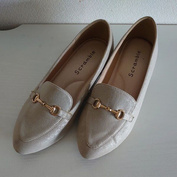 【美品】ビット付きパンプス ラメゴールド