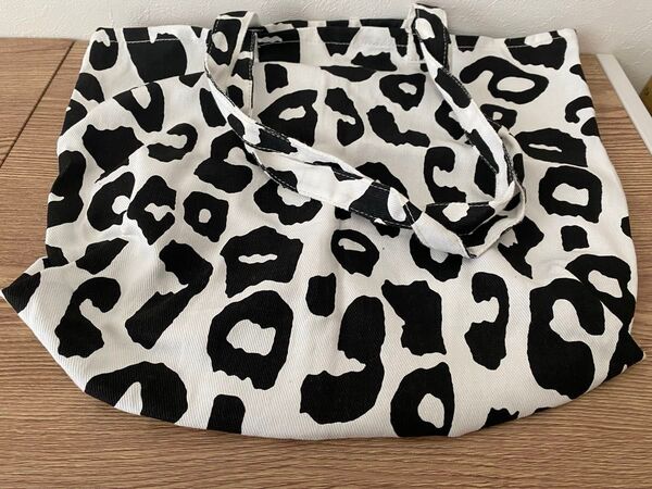 白黒レオパード柄 うし柄 ヒョウ柄トートバッグ