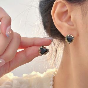 ピアス 黒 三角形 ストーン シンプル ワンポイント 韓国 高級感 オシャレ