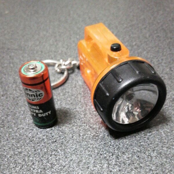 ミニチュア懐中電灯キーホルダー Vinnic 電池 ジャンク おもちゃ 玩具 レア レトロ ヴィンテージ 当時物