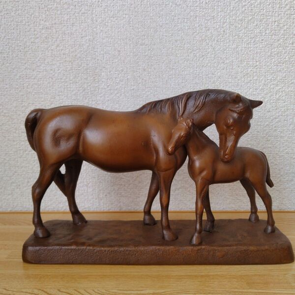 鉄製の馬の親子の置物