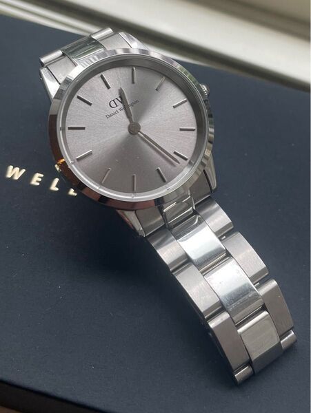 【電池新品美品】ダニエルウェリントン腕時計28㎜文字盤シルバーグレー、シルバーベルト(*^_^*)