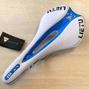 自転車サドル スポーツバイク仕様 薄型 ホワイト青ライン