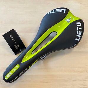 自転車サドル スポーツバイク仕様 薄型 ブラック緑ライン