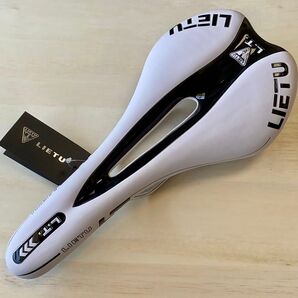 自転車サドル スポーツバイク仕様 薄型 ホワイト黒ライン