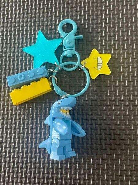 レゴ互換 キーホルダー サメ シャーク じゃらじゃら 派手 水色