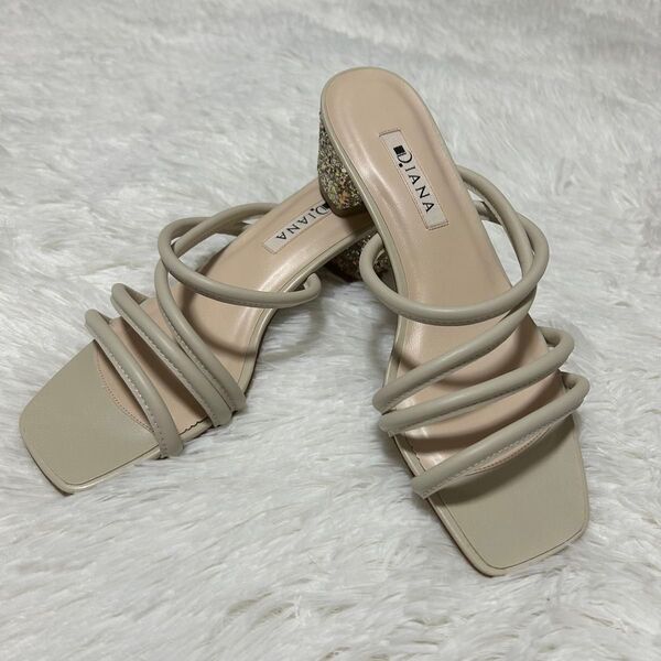 美品 DIANA サンダル レザー ベージュ ストラップ グリッターヒール M