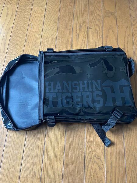 阪神タイガース エナメル製カバン