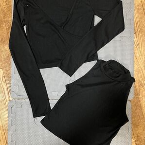 LYDIA 長袖カットソー アンサンブル 黒 カシュクール タートルネック 肌見せ