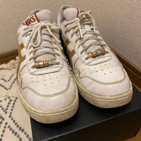 ASICS ホワイト/ゴールド スニーカー 28