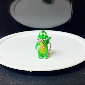 【新品】非売品☆ 人気のアセスを抱えてご機嫌な歯磨きワニさんキーホルダー 超美品