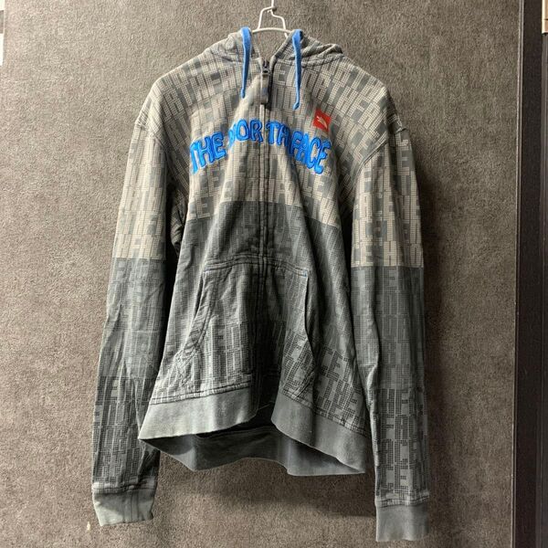 SALE 95/M THE NORTH FACE ノースフェイス パーカー 総柄 グレー メンズ