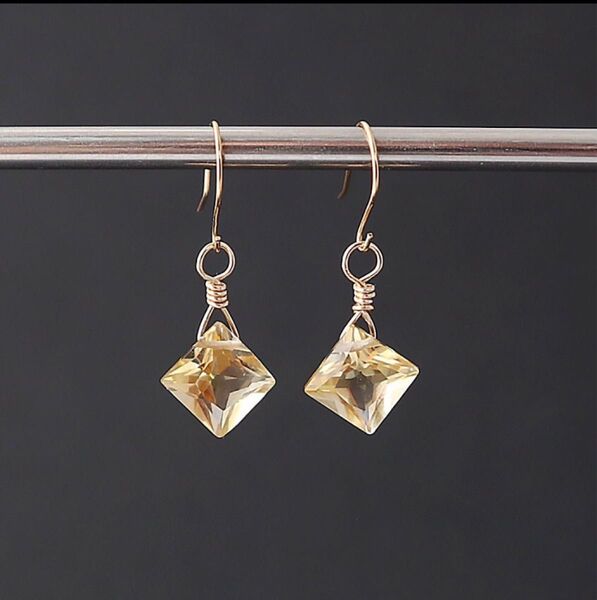 【k18金フックピアス】シトリン ダイヤプリンセスカット 約8mm シンプルデザイン ピアス